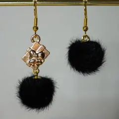 ピアス ポンポンファー×ギフトボックス アシンメトリー クリスマス イヤリング
