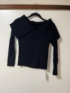 オフショルダー 黒 長袖ニット