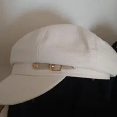ホワイトキャスケット帽 ゴールドバックル付き