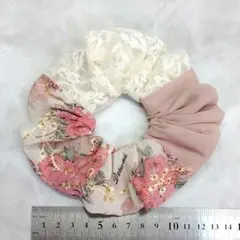 新生地☆ハンドメイドレース重ねシュシュ - メルカリ
