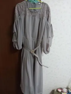 エレガントなグレーパーティードレス