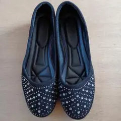 ビジュー付き黒フラットシューズ