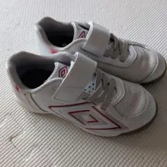 UMBRO フットサルシューズ ホワイト レッドのサムネイル
