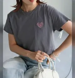 新品未開封　ハートロゴラメ刺繍コンパクトTシャツ　チャコールグレー×ライトピンクのサムネイル