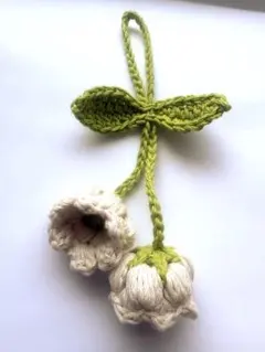 ハンドメイド　手編みチャーム 花　かぎ針編み　ストラップ　キーホルダー　　雑貨