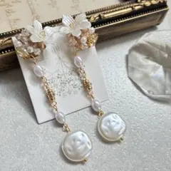 ホワイトフラワーとパールのクラシカルロングピアス/イヤリング
