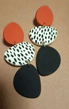 ★オレンジ・黒 ドロップ型ピアス★