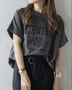 【新品】BONJOUR SAGAN カレッジ刺繍ピグメントスウェットTシャツのサムネイル