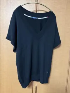 Burberry 黒のVネック半袖ニット