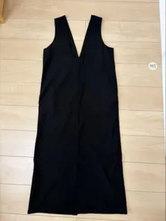 黒のVネックロングワンピース