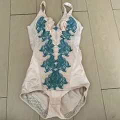 レース装飾付きピンクボディスーツ