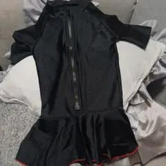 フリル付き　ブラック　ワンピース　水着　１１０㎝