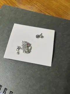 銀色のブローチセット