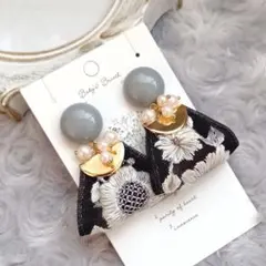 ☘インド刺繍リボンとぷっくりカボションのイヤリング☘グレー ブラック 花柄 春