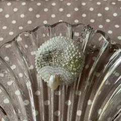 ハンドメイド　ビーズ刺繍円形ブローチ バッグチャーム兼用淡水パール付き