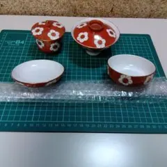赤い花柄の飯碗セット 器の裏面底に 印があります
