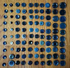 ボタン（スペア）黒系100個　白系40個