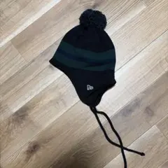 NEW ERA ポンポン付き ニット帽 耳当て付き ブラックのサムネイル