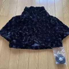 新品　ブラックフェイクファーブローチ付き。