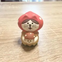 新品未使用 デコレ コンコンブル ねこずきん きのこ赤 ネコ かわいい 置物 秋のサムネイル