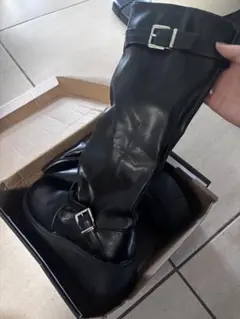 ブラックバックル付きロングブーツ