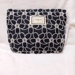 花模様　刺繍　ポーチ　ブラック