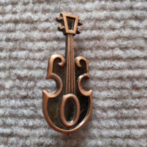 バイオリン型ブローチ
