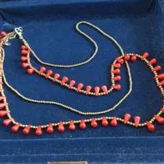 赤いドロップ型ビーズの二重ネックレス