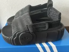adidas アディレッタ ブラック ストラップ 厚底サンダルのサムネイル