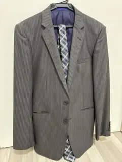 【訳有】グレーのストライプスーツとチェックネクタイセット！