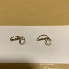 イニシャルゴールドフープピアス