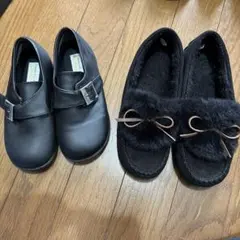 子供靴　2つセット　黒レザー靴、黒ファーリボン付き