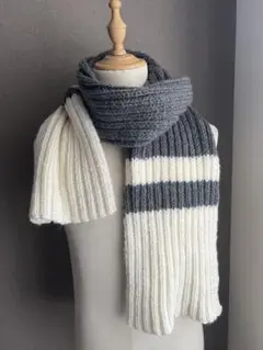 グレーとホワイトのストライプニットマフラー