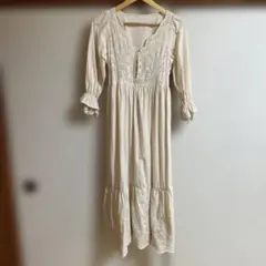 NICE CLAUP刺繍入りクリーム色ワンピース