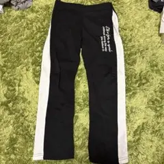 ブラックとホワイトのストライプパンツ