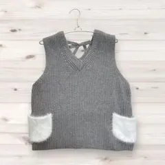 ニットベスト グレー フェイクファーポケット付き Vネック バックリボン