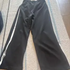 ゆったり　ブラックパンツ サイドライン付き