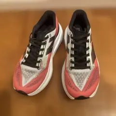ニューバランス　フューエルセル　レベル v4 27cm