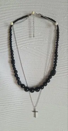 ブラックビーズクロスネックレス