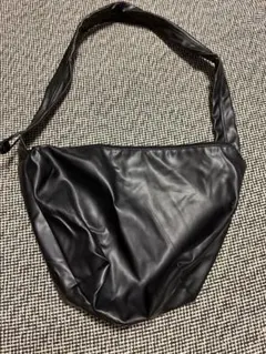 シンプル　黒 合成皮革 ショルダーバッグ　内ポケット一つ