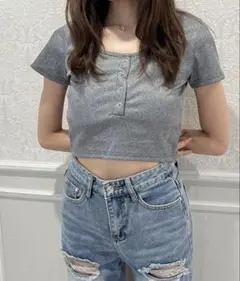 glamorous JANE ヘンリーボタンショート丈 トップスのサムネイル