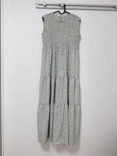 小花柄ワンピース　ティアードワンピース　ゆったり　大きめ　ノースリーブ