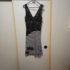 ノースリーブひざ丈ワンピース 黒白ストライプ