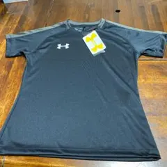 新品 キッズ アンダーアーマー Tシャツ 黒　身長125-135cm 半袖