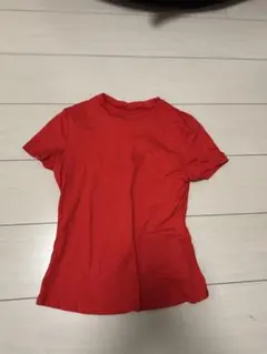 赤の半袖Tシャツ