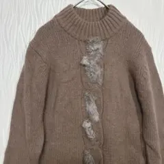 ラムウール×アンゴラ混 フェイクファー装飾 ハイネックニットセーター（ブラウン）