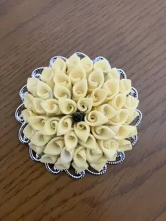 早い者勝ち[ハンドメイド]イエローベージュお花のブローチ