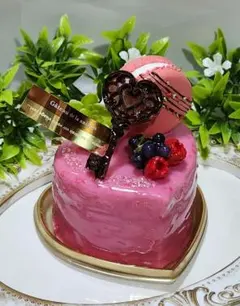フェイクスイーツ ハート型ピンクケーキ マカロンとハートのチョコ鍵付き♥️のサムネイル