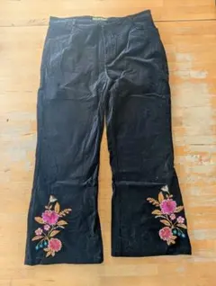 黒 フレアパンツ 花柄刺繍