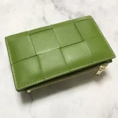 【新品未使用】高級羊革　おしゃれなニつ折り財布　イントレチャート　リーフグリーン